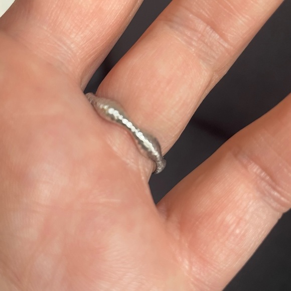 Solid 9ct white gold hammered finish ring - Picture 3 of 4